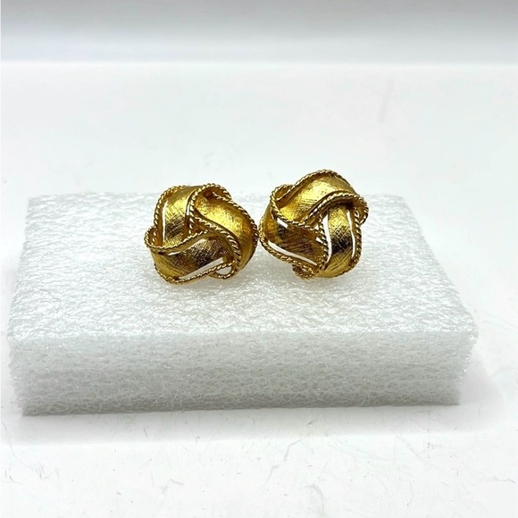 Napier Gold Tone Love Knot Earrings Signed  Clip on Earrings - Picture 8 of 12